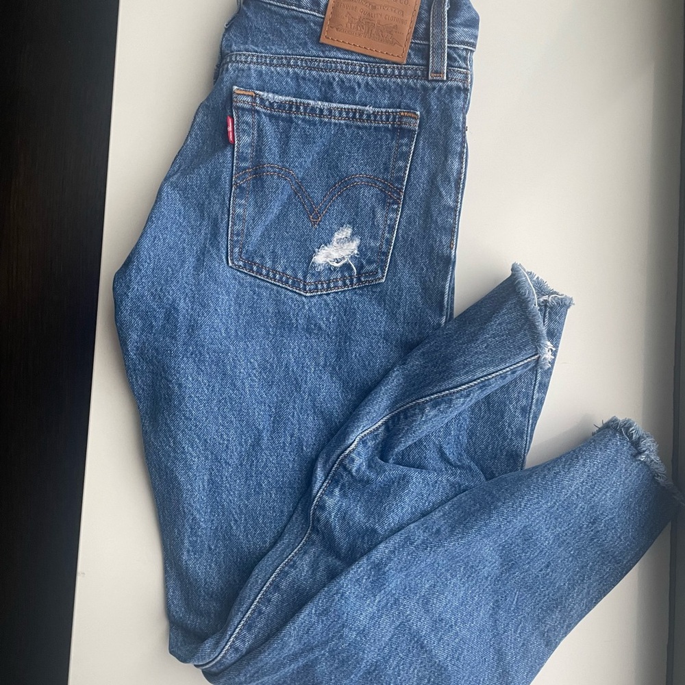Levis Women’s Size 25 Wedgie Jean